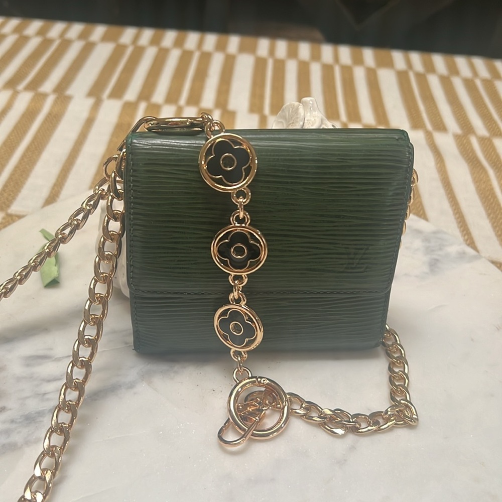 Crossbody chain with extension